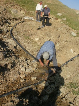 Şamaxının millət vəkili Elxan Süleymanovun dəstəyi ilə rayonun Mərzəndiyə kəndinə su xətti çəkilir